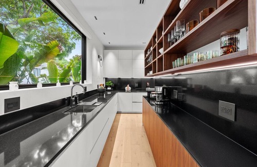 Birch Park Finger Streets House | Modern Beach Villa w/Rooftop Jacuzzi & Pool
