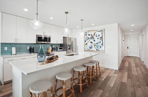 Madeira Beach Apartment | Modern Coastal Condo - 4 Minute Walk to the Beach!