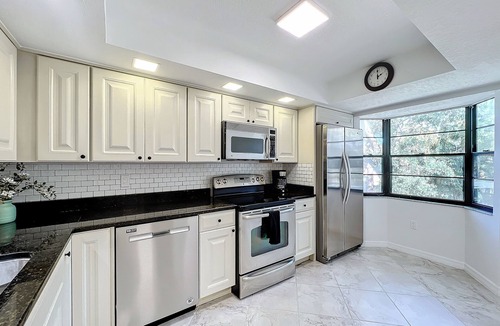 Gulf Gate Estates Condo | Modern Coastal Condo 3 miles to Siesta Key Beach – Sleeps 6!
