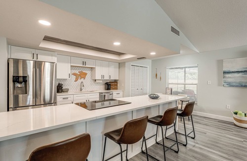 Holiday House | Modern Coastal Escape 1 Mi to Anclote River Park