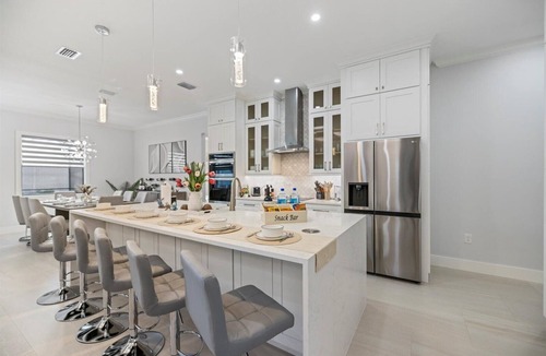 Laurel House | Modern Coastal Escape with Private Heated Saltwater Pool&Spa-Minutes to Beaches