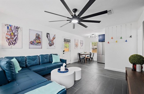 Southeast Pensacola House | Modern Design 3 bed 2 bath * Dog Friendly * 3 Miles to Downtown