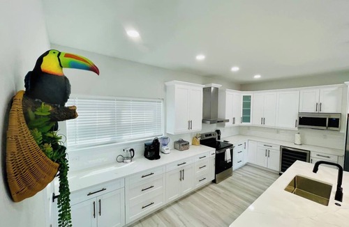 Tampa House | Modern Downtown Townhouse, Sleep 8, Games, Garage