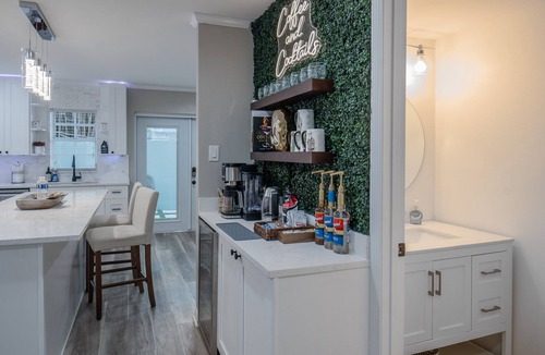 Courier City - Oscawana Condo | Modern Gem~Walk to Hyde Park, Bayshore, Soho~ Parking, Washer/Dryer, Patio