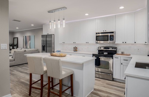 Courier City - Oscawana Condo | Modern Gem~Walk to Hyde Park, Bayshore, Soho~ Parking, Washer/Dryer, Patio