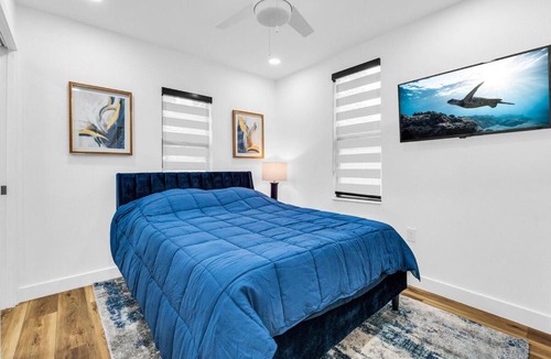 Edgewood House | Modern Home with large private yard - Next to downtown & beach & airport - Pet friendly