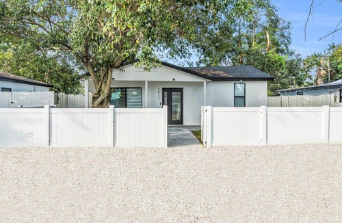 Edgewood House | Modern Home with large private yard - Next to downtown & beach & airport - Pet friendly
