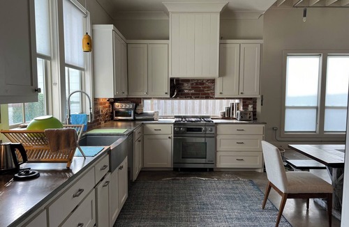 Old Jefferson House | Modern Industrial 3-bedroom pet friendly work space near Women’s Hospital