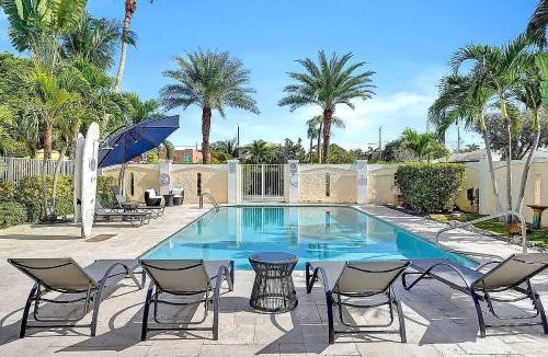 Mango Groves Apartment | Modern Lake Worth Suite 2 Queen & Pool Access