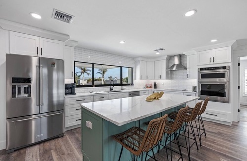 East Rocks House | 🌺Modern Lakefront Masterpiece-5 bed/3 bath home in East Rocks-Dog Friendly🐶