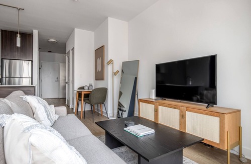 Downtown Chicago Apartment | Modern Loop Studio w/Theater & Pool, nr Millennium Park, by Blueground