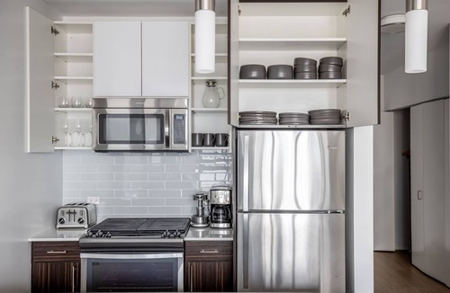 Downtown Chicago Apartment | Modern Loop Studio w/Theater & Pool, nr Millennium Park, by Blueground