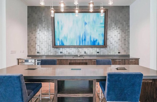 Downtown Chicago Apartment | Modern Loop Studio w/Theater & Pool, nr Millennium Park, by Blueground
