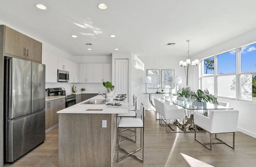 Greenacres House | Modern Luxury 4BR Oasis - Near Beaches, Airport & Downtown