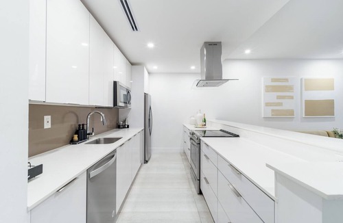 Southwest Coconut Grove House | Modern Luxury Coconut Grove Home w/Pool, Gated & Grill