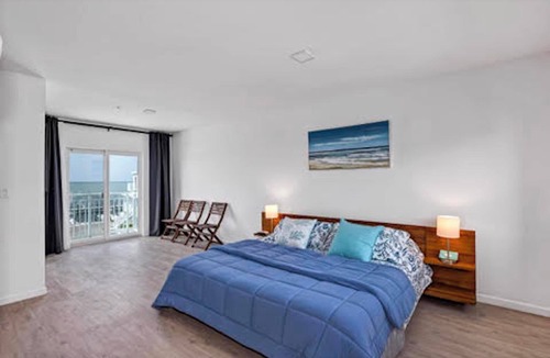 Little Venice Apartment | Modern, Oceanfront Views Apartment in Marathon with a pool and a marina