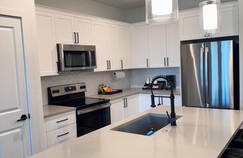 Airport North Apartment | Modern Orlando Retreag Near MCO in Gated Community + Resort Amenities & Parking