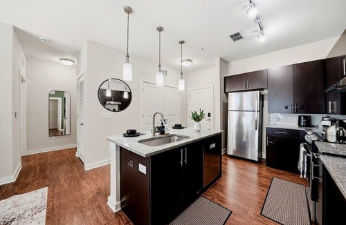 Courier City - Oscawana Apartment | Modern Retreat | 2 King Beds + Pool, Gym & Yoga