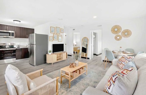 Poinciana Park Apartment | Modern Retreat Near Beach, Airport & Las Olas