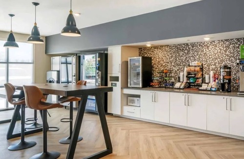 Biggar Hotel | Modern Room | Free Breakfast | Kitchen | Near Lakes Regional Park - 2.6 mi