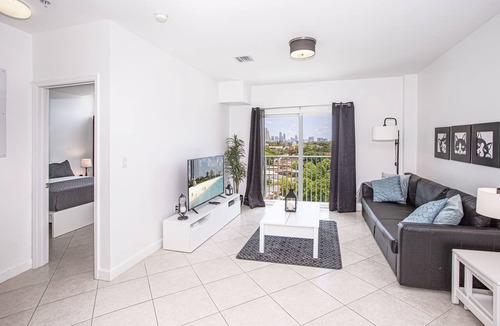 Coral Way Condo | Modern/Self Checkin/Parking/FastWIFI/PetsOk
