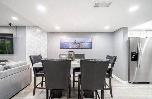 Disston Heights House | Modern Spacious 1-bed Townhome, in St. Pete, 10min Downtown, 15min St Pete Beach