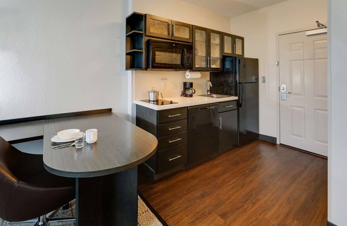 Doral Hotel | Modern Suite w/Swimming Pool & Parking Near Dolphin Mall