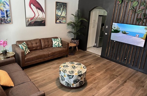 North Miami House | Modern Vacation Home with pool- Conveniently located to Restaurants & Beach