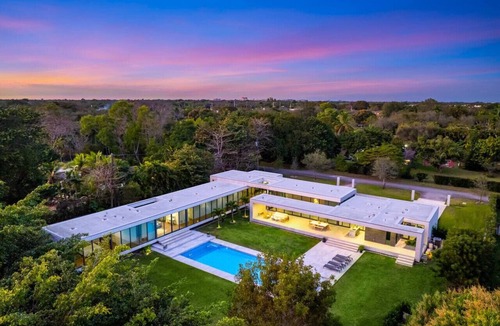 Pinecrest House | Modern Villa w Pool + Spacious Outdoor Living