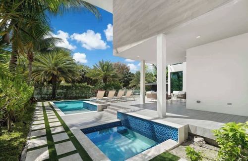 Seybold House | Modern Waterfront mansion