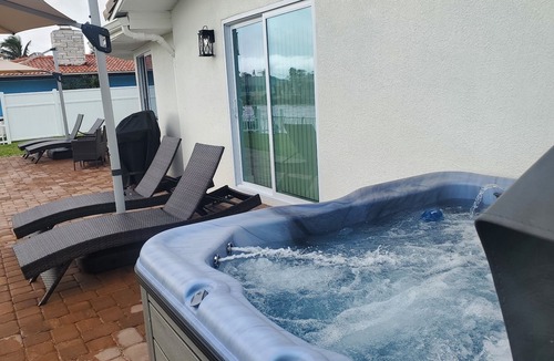 Cocoa Isles House | *Modern Waterfront Home* Sleeps 8-LARGE KITCHEN/LIVING Area-1 minute to beach