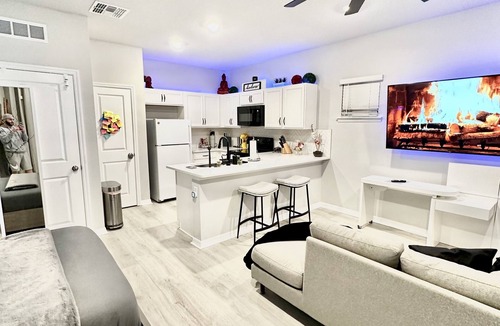 Colonialtown South Apartment | Modern Zen. Private Studio & Hot tub in the heart of downtown Orlando