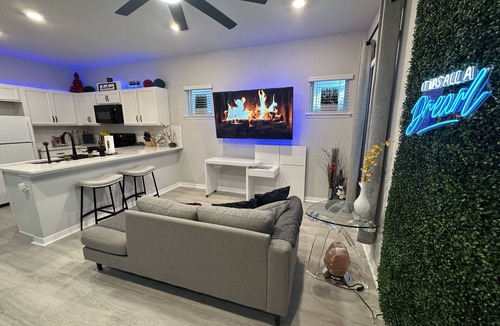 Colonialtown South Apartment | Modern Zen. Private Studio & Hot tub in the heart of downtown Orlando