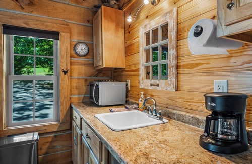 Fort Payne Cabin | Mountain brow get away! Private and quiet, perfect for a romantic get a way!