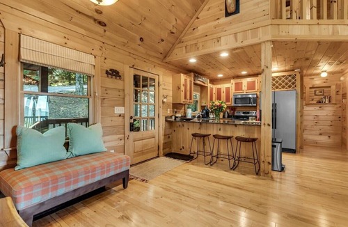 Walnut Mountain Cabin | Multi-level Cabin W/Long-Range Views, Fireplace, Hot tub| Perfect for Families