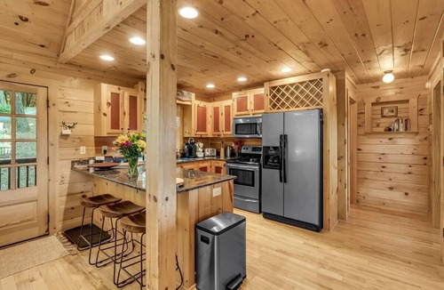 Walnut Mountain Cabin | Multi-level Cabin W/Long-Range Views, Fireplace, Hot tub| Perfect for Families