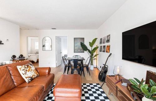 Sailboat Bend House | Musicians Lounge - 2 BR with parking asssigned