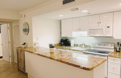 Old Naples Condo | Naples Escape in the heart of 5th Avenue