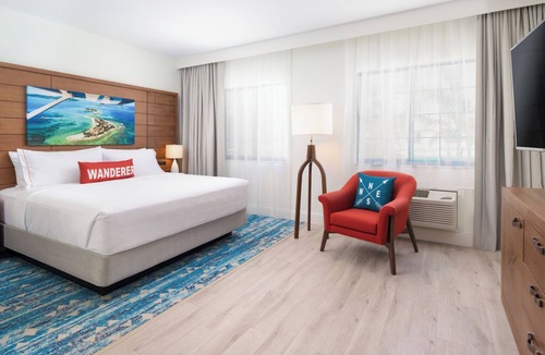 Park Shore Hotel | Naples Getaway Studio Suite Room with Free Breakfast