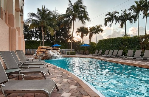 Park Shore Hotel | Naples Vacation Awaits! Elegant King Unit, Pool, Short Drive to the Beach