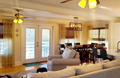 Holiday Beach House | NashShell Beach Cottage, Sleeps 4. Walk to the beach, Pets considered. No stairs