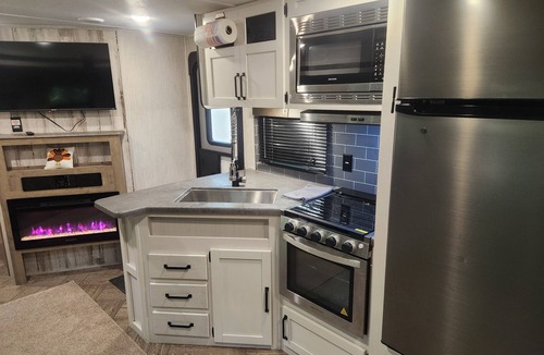 Hamilton House | Nature Lover's 2-Bedroom RV Escape