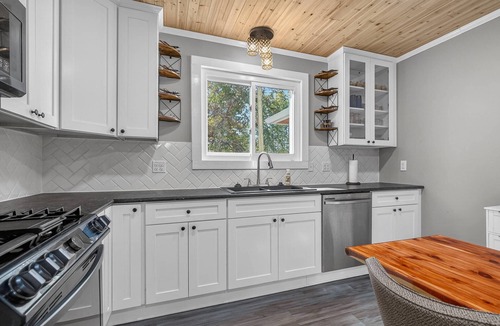 New Warrington House | Navy Point Cottage With Theater Room, Stainless Propane Grill, Huge Lot, Close To N.A.S and Downtown