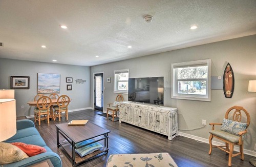Harbor Oaks Bay Shore House | Near Beaches and Speedway! Dog-Friendly Hidden Gem