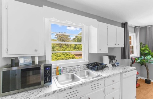 New Castle House | Near Hospital & Dining- Beds on Broadmoor - Unit A