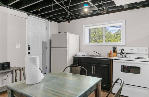 New Castle House | Near Hospital&Dining-Beds on Broadmoor- Both Units