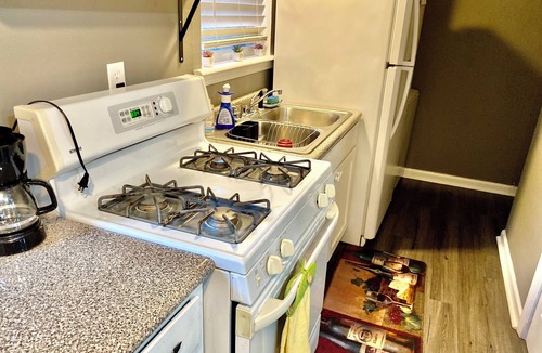 Crosstown Apartment | Near Medical Center-Quiet Flat