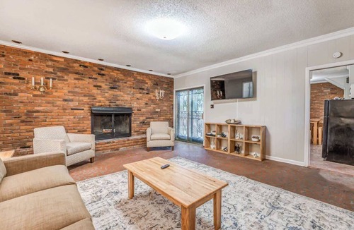 Whitehaven House | Near the Airport and Graceland! Holmesdale Hideout