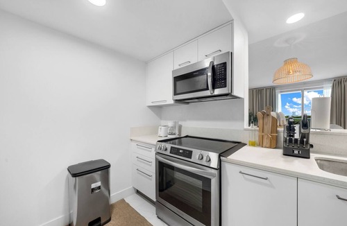 Parkside Apartment | New Condo Luxury Penthouse - Walk to Downtown Pool Gym Free Parking