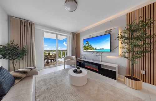 Parkside Apartment | New Condo Luxury Penthouse - Walk to Downtown Pool Gym Free Parking